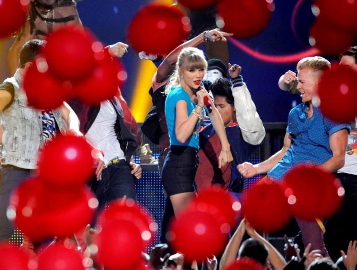 "We Are Never Getting Back Together" recibió el premio como la mejor canción.