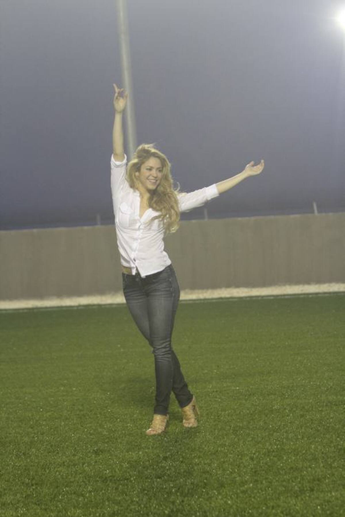 Shakira estrena la cancha sintética.