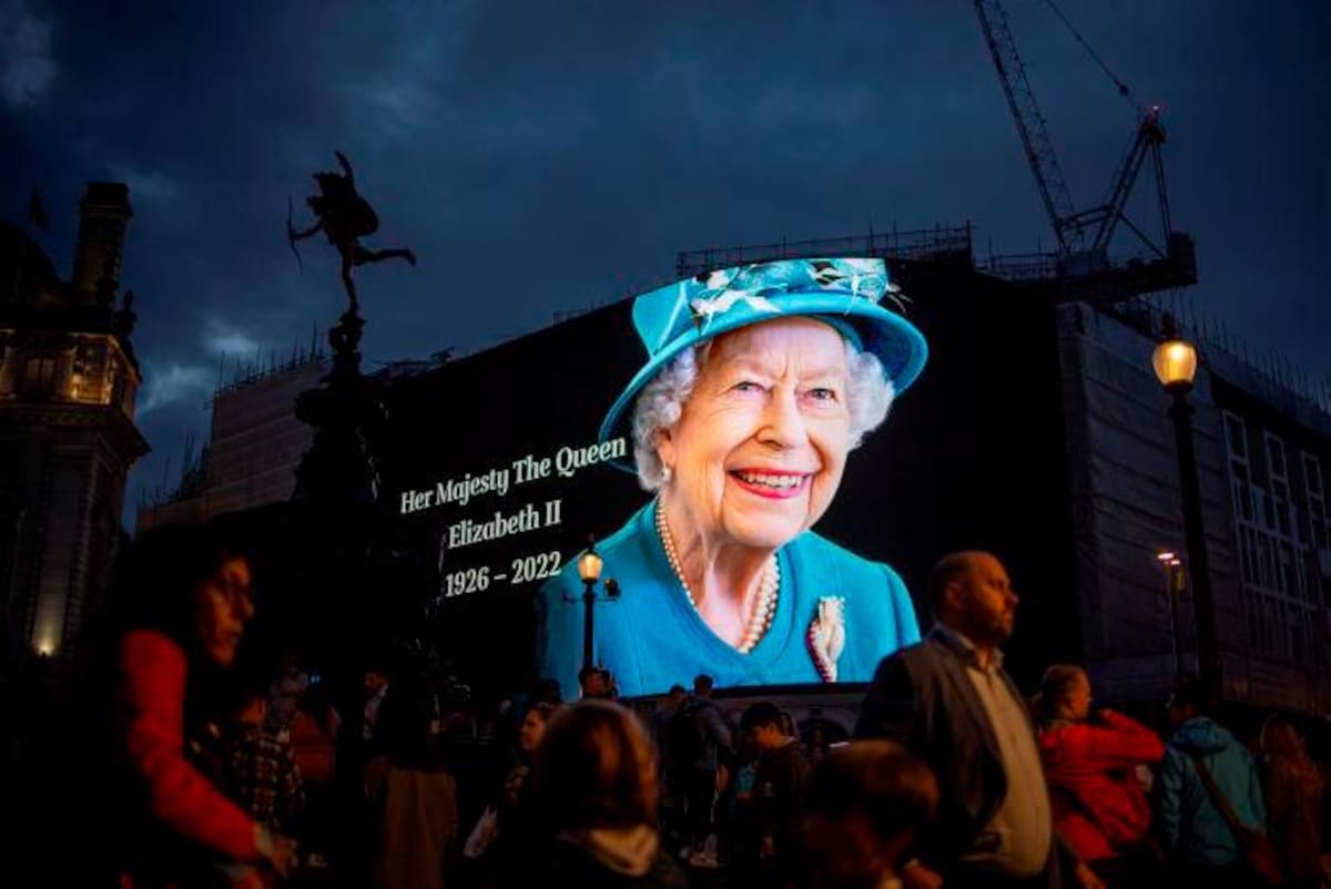 Una pantalla conmemorativa de la Reina Isabel II de Gran Bretaña en Piccadilly Circus, Londres. //EFE.