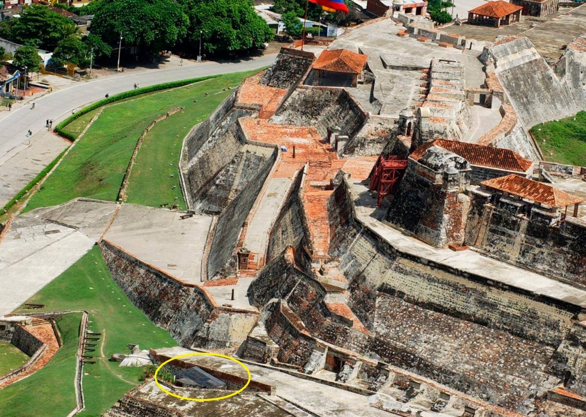 Foto de 1995 donde se aprecia la estructura en el mismo espacio. No es una obra nueva.