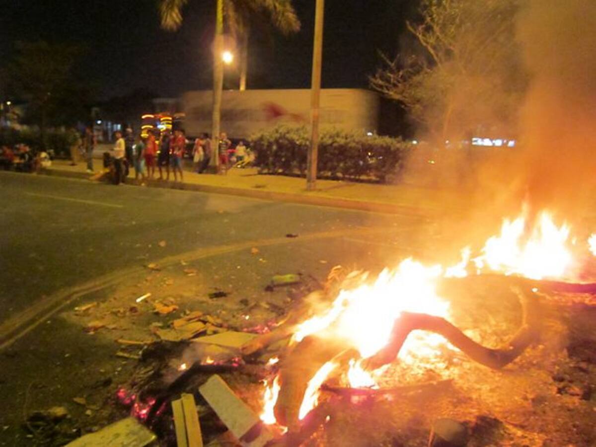 La protesta la vienen haciendo desde el domingo en la noche cuando, de parte de Electricaribe se informó que el servicio se restituía, luego de que un aguacero afectara la Subestación 20 de Julio. COLPRENSA
