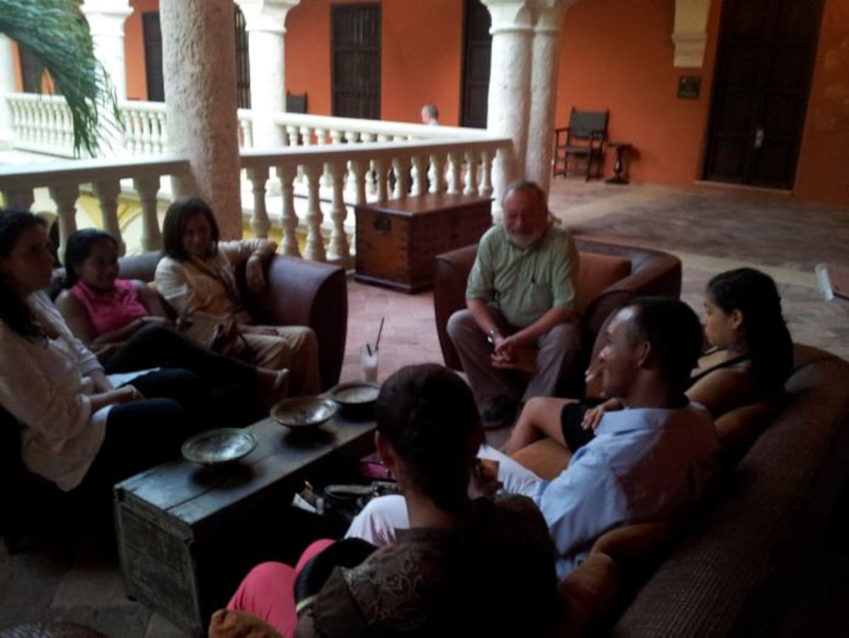 “Las farmacias son como bibliotecas, lugares donde encuentras lo que necesitas según tu estado de ánimo". Santiago Preciado Púa