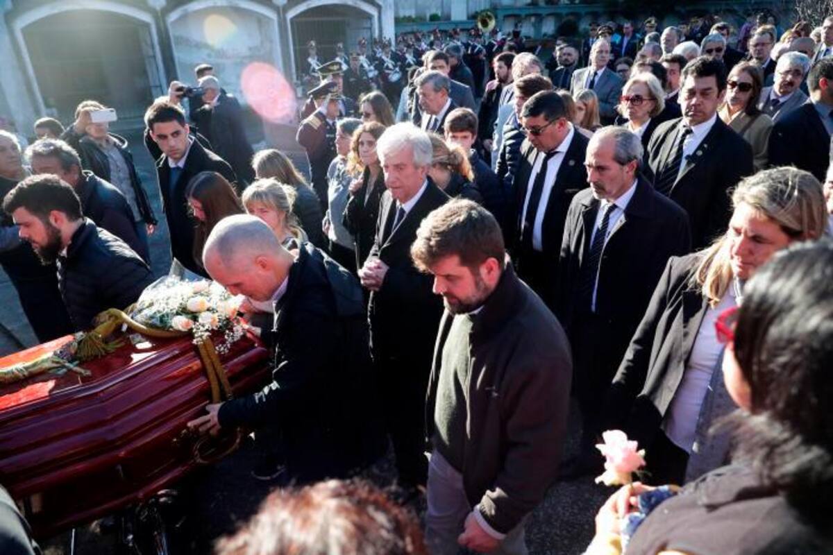Funeral de la esposa del presidente de Uruguay congrega a cientos de personas