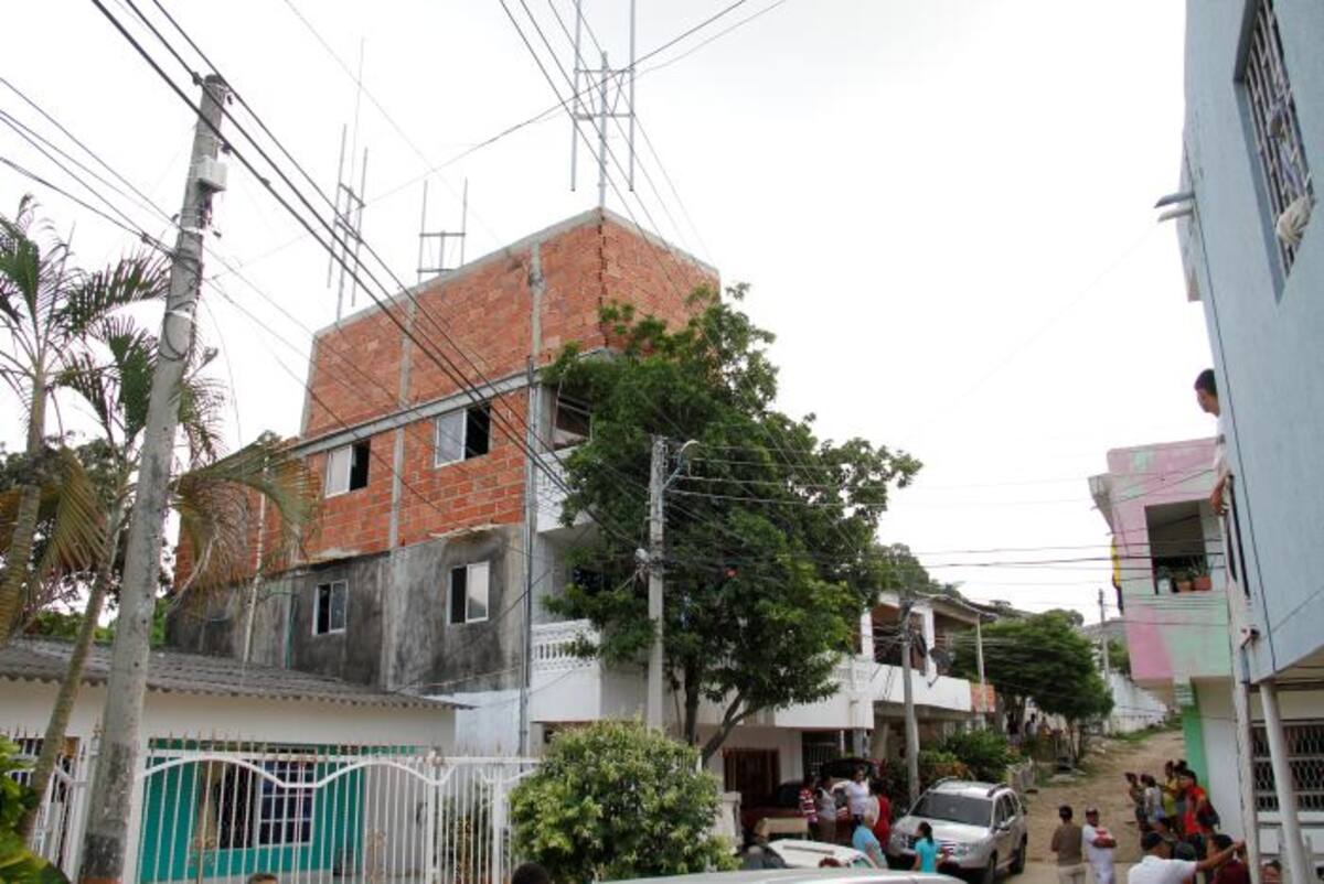 El edificio con la antena está en la Carrera 60B.