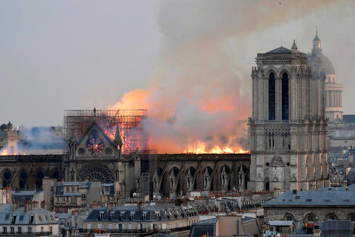 Video: Devastador incendio en la catedral de Notre Dame de París