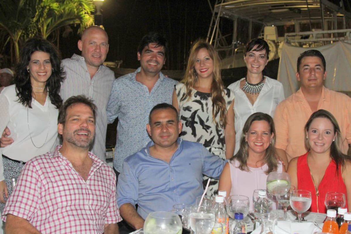 De pie: Noleth Matuk, Enrico Benedetti, Miguel Henríquez, Cristina Ortega, Karolyn De León y Jairo Espitia; sentados: Pablo Porto, Enrique Vergel, Liliana Ledesma y Andrea Galvis.