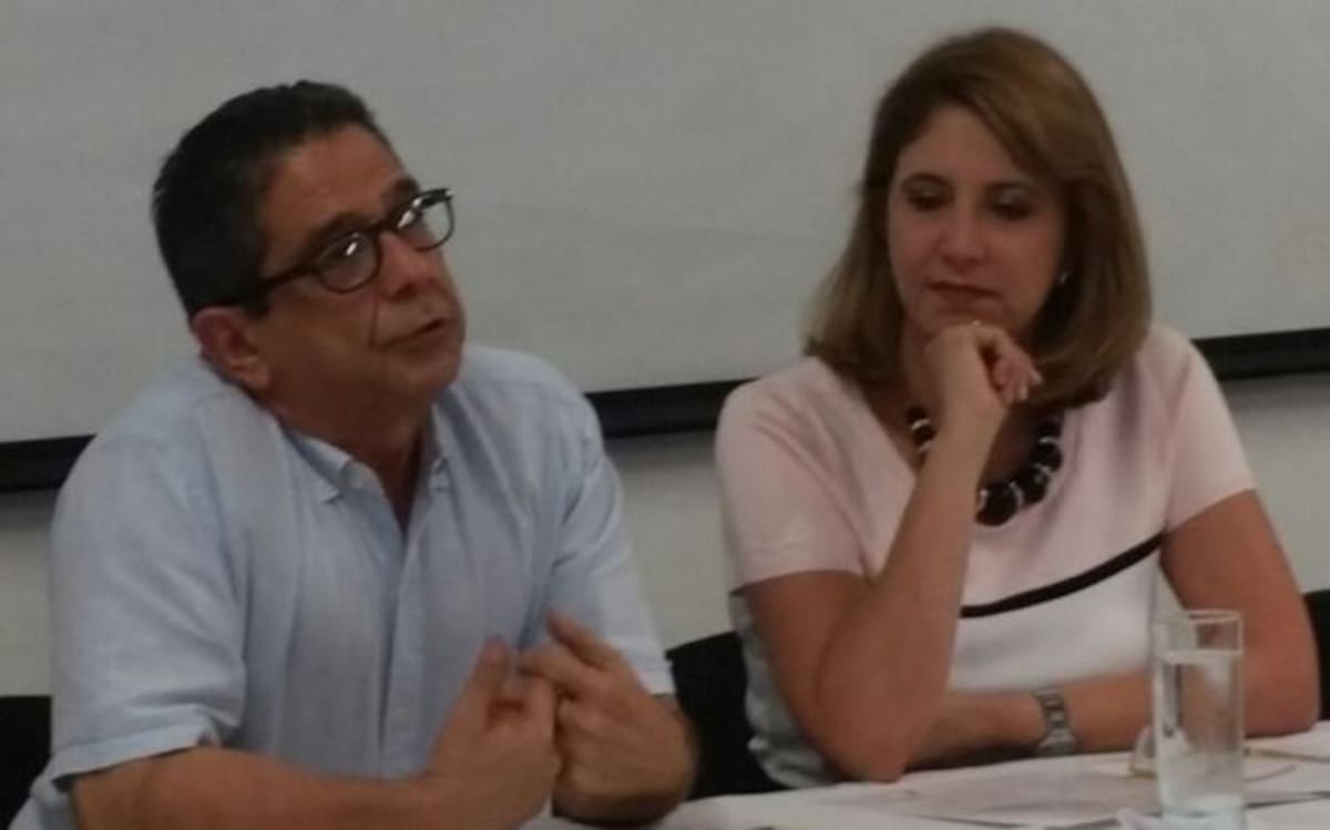 Sacra Nader, directora de la Institución Universitaria Bellas Artes y Eduardo Hernández, director del programa de Artes Plásticas de Bellas Artes en la institución, durante la presentación oficial del Salón de Arte de Bolívar. Erica Otero- El Universal