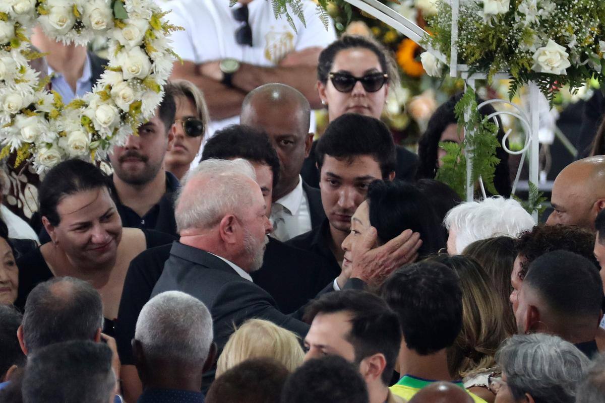 El presidente Lula da Silva asiste al velatorio de Pelé previo a su sepultura en Santos