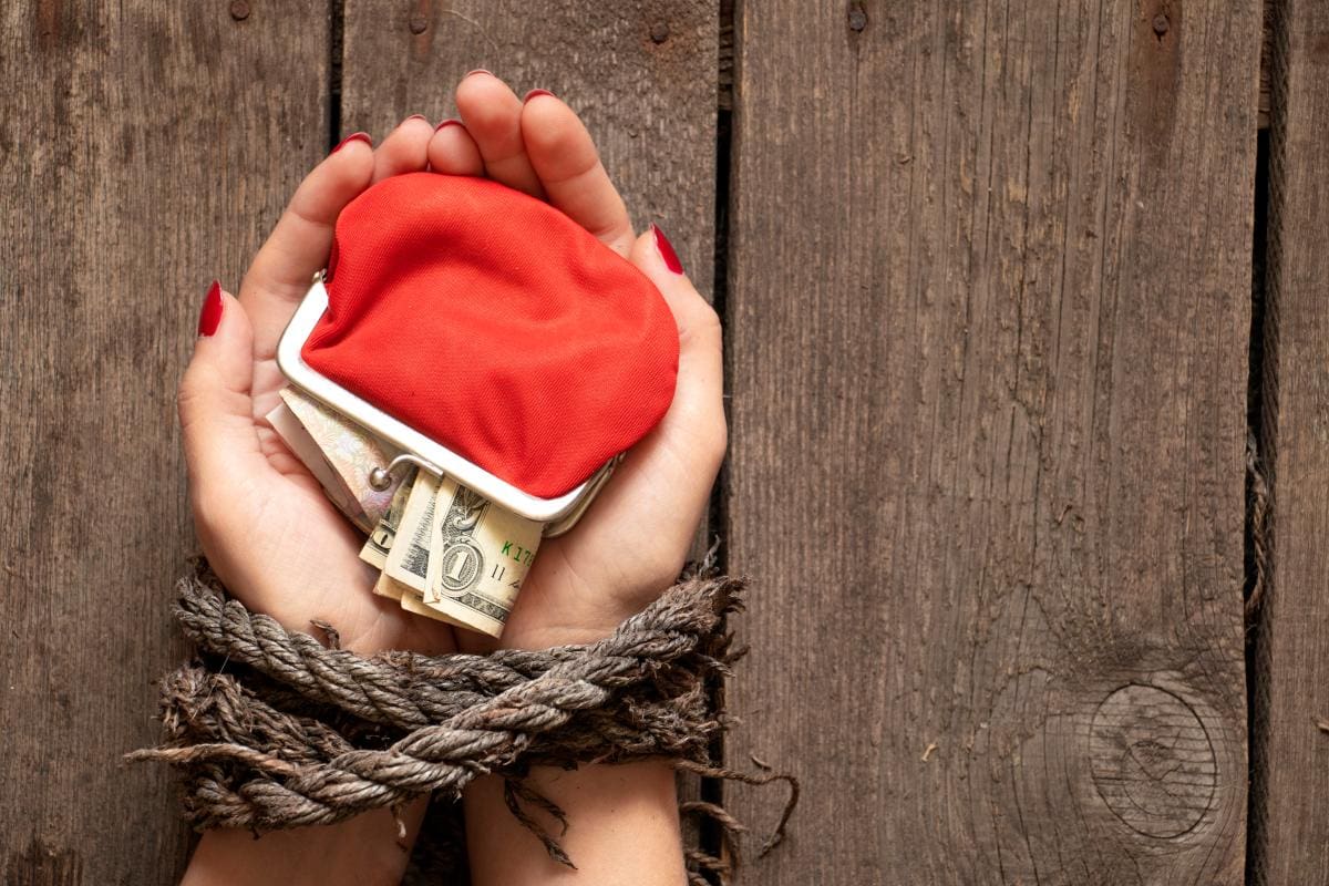 Señales para reconocer si es víctima de abuso económico