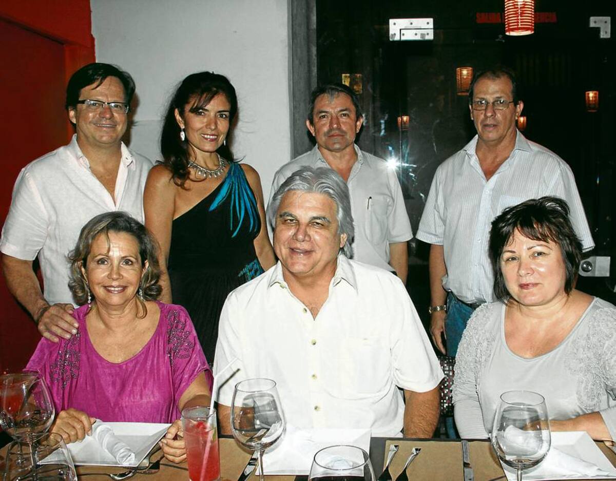 De pie, los anfitriones, Francisco Gaviria y Laura Victoria Maya; Rufo Muñetón y Jorge Quesada; sentados: Lucía de De La Vega, Eduardo Luis De La Vega e Inna Avanecian.