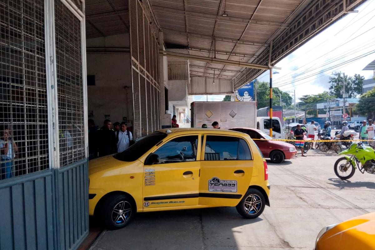 De 2 balazos, sicarios asesinan a taxista dentro de su carro en El Bosque