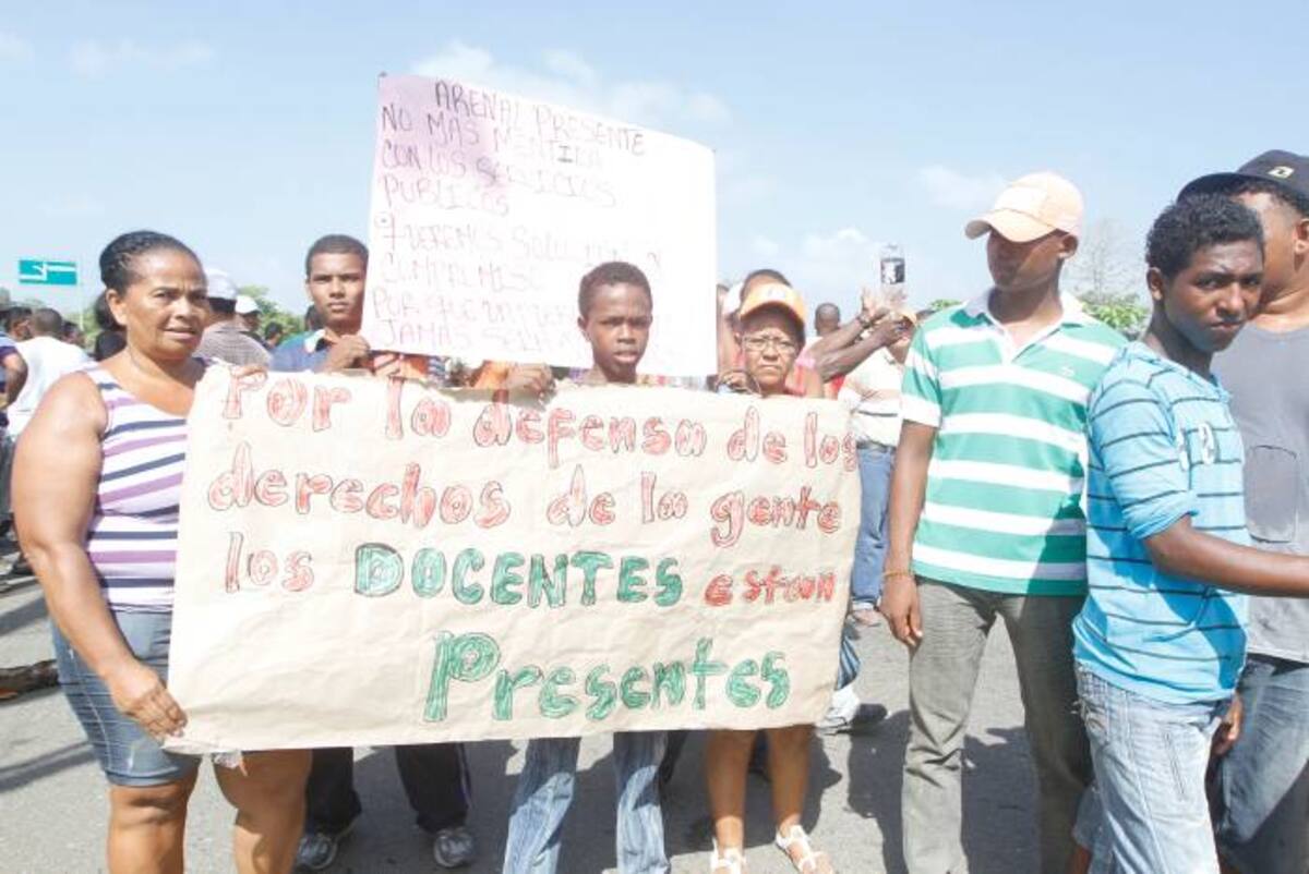 Centenares de habitantes de los municipios de la Línea bloquearon La Cordialidad para exigir acciones de la Gobernación y de Electricaribe. JULIO CASTAÑO