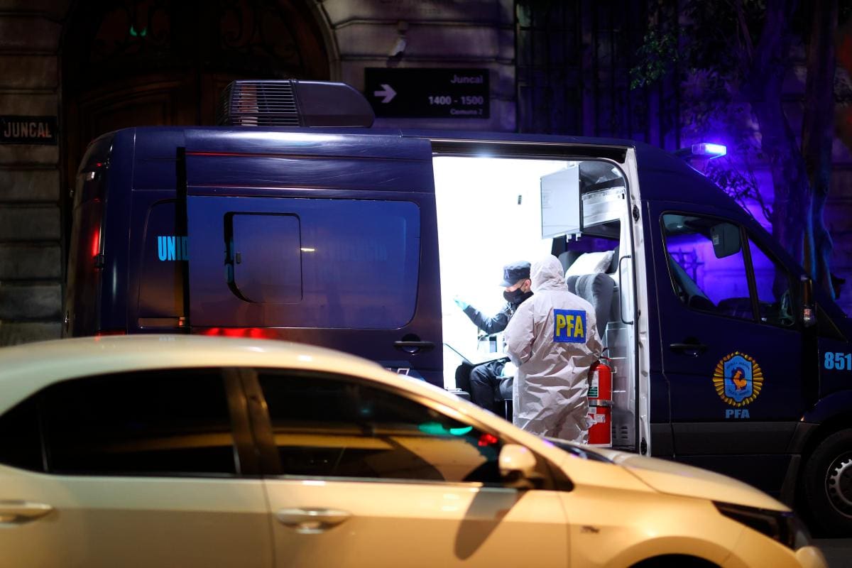 La policía argentina en el lugar del atentado. //EFE