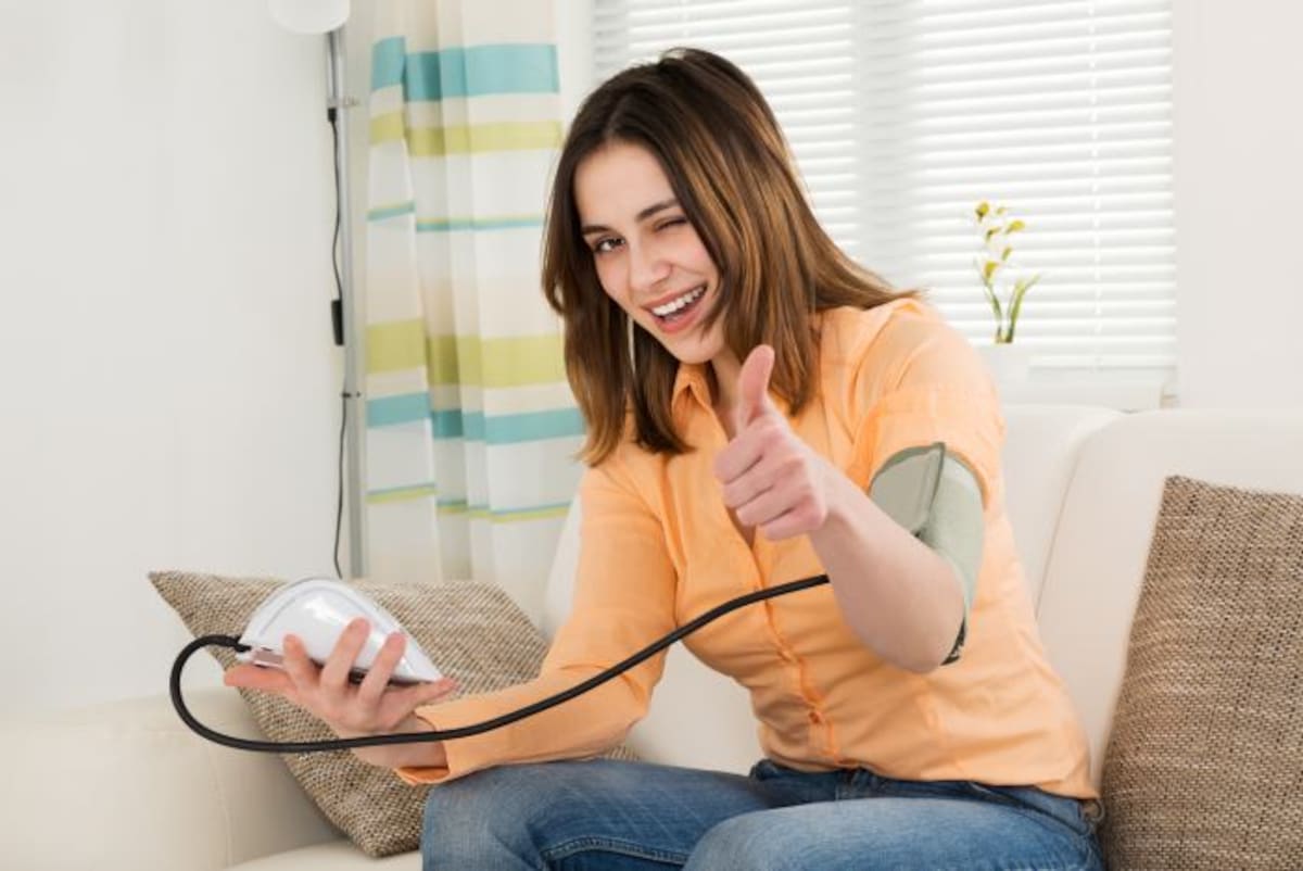 La presión arterial es la fuerza que ejerce la sangre contra las paredes de los vasos sanguíneos al ser bombeada por el corazón. La presión alta, o hipertensión arterial, no provoca síntomas. 123rf.