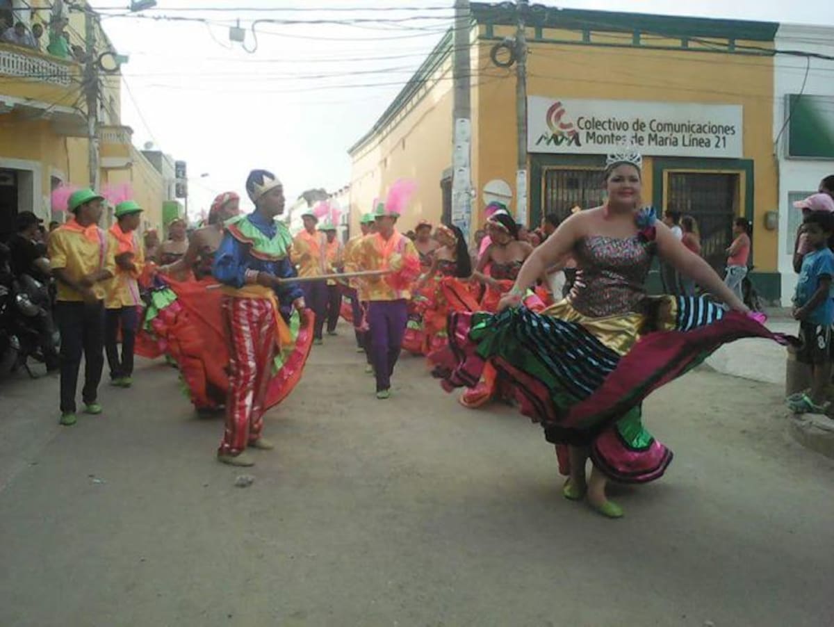 Los estudiantes y docentes se unen para rendirle mantener la tradición de la fiesta en honor al dios momo, como cada año lo hacen. Lila Leyva/El Universal