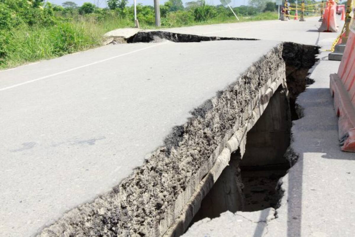 A 100 metros de la entrada a Colombiatón se abre paso la grieta que amenaza con tomarse los dos carriles de entrada a Cartagena.