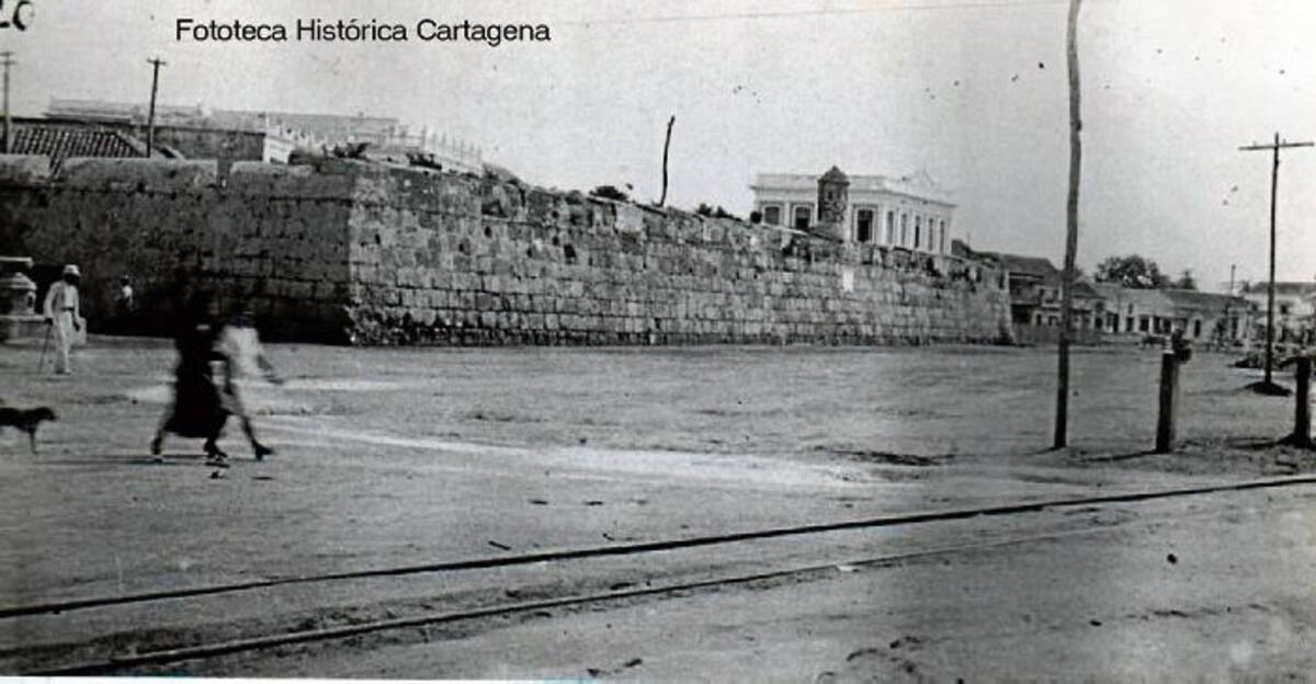 En la imagen se visualizan los rieles del tranvía de Cartagena.