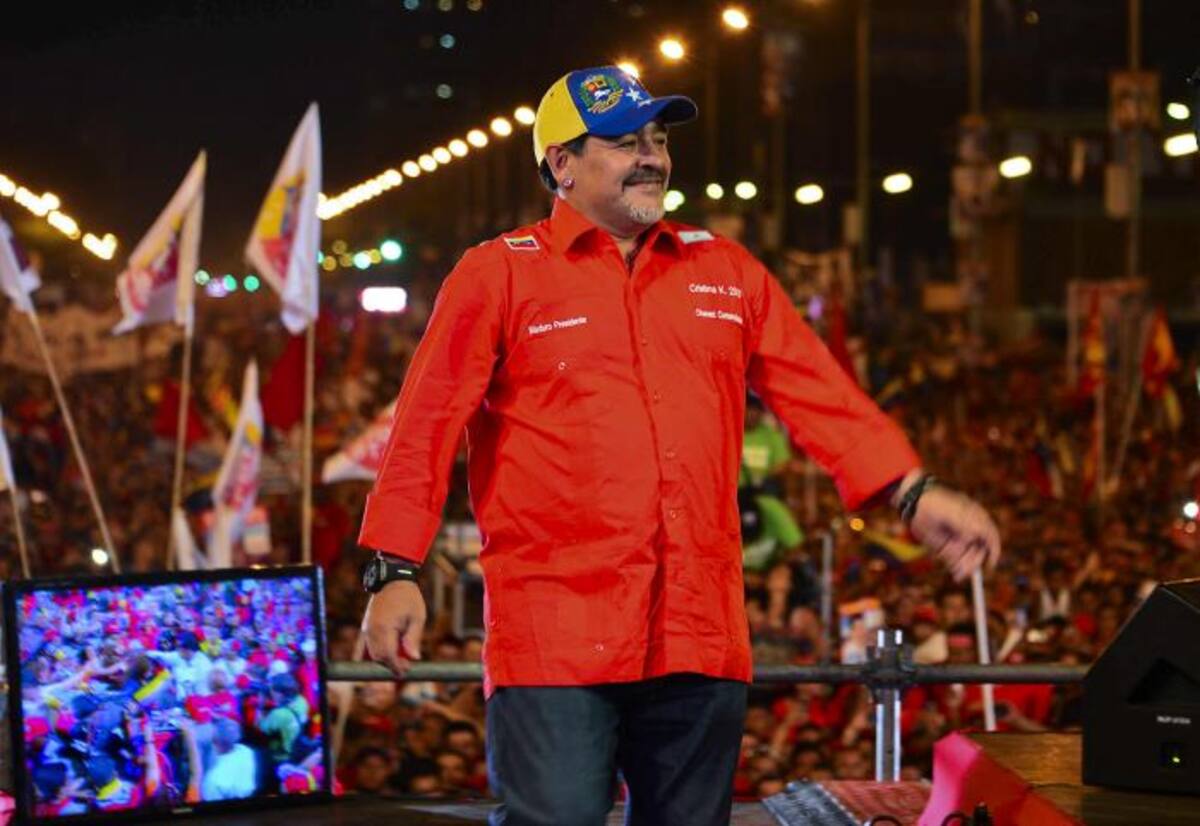 Maradona visita la tumba de Chávez y pide votar por Maduro. AFP