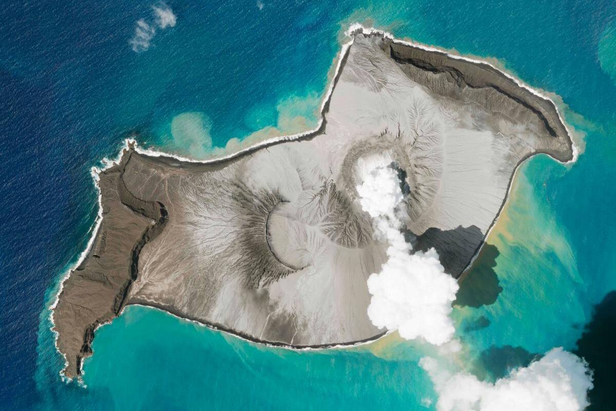La erupción de volcán submarino provoca un tsunami en isla de Tonga