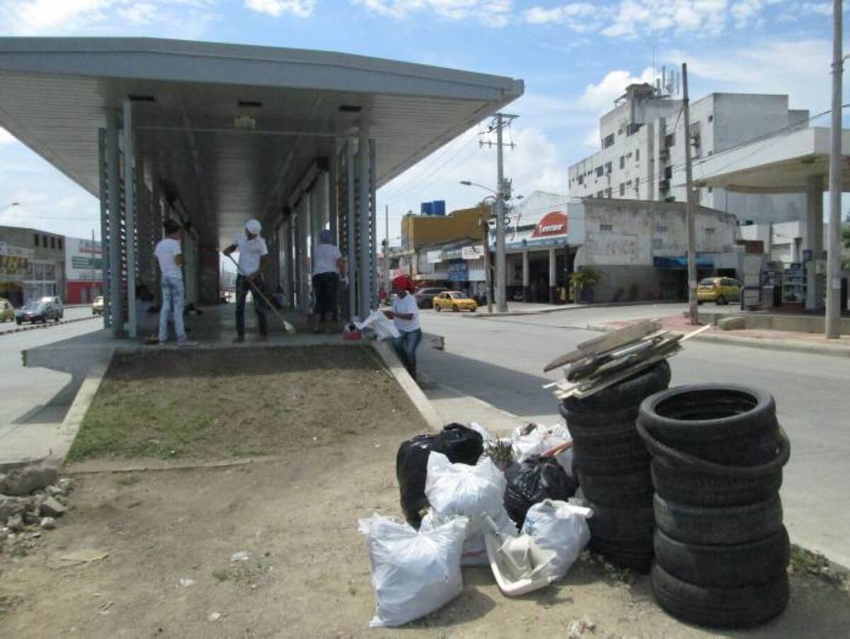Llantas, escombro y maleza fueron retirados ayer de las zonas verdes aledañas a las estaciones de Transcaribe por los voluntarios que se unieron a la jornada de limpieza. MIGUEL MONTES CAMACHO - EL UNIVERSAL