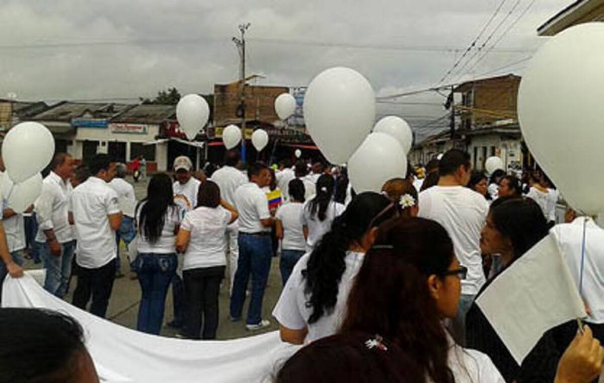 Al finalizar la marcha, los manifestantes soltaron globos blancos y lanzaron palomas al aire como símbolo de rechazo al terrorismo. COLPRENSA