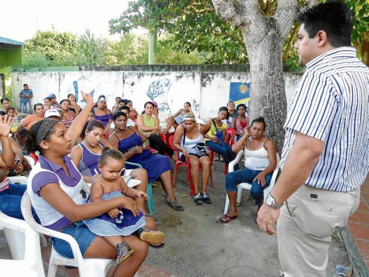 El alcalde de Coveñas, César Serrano, se reunió con las mujeres de su municipio. CORTESÍA/