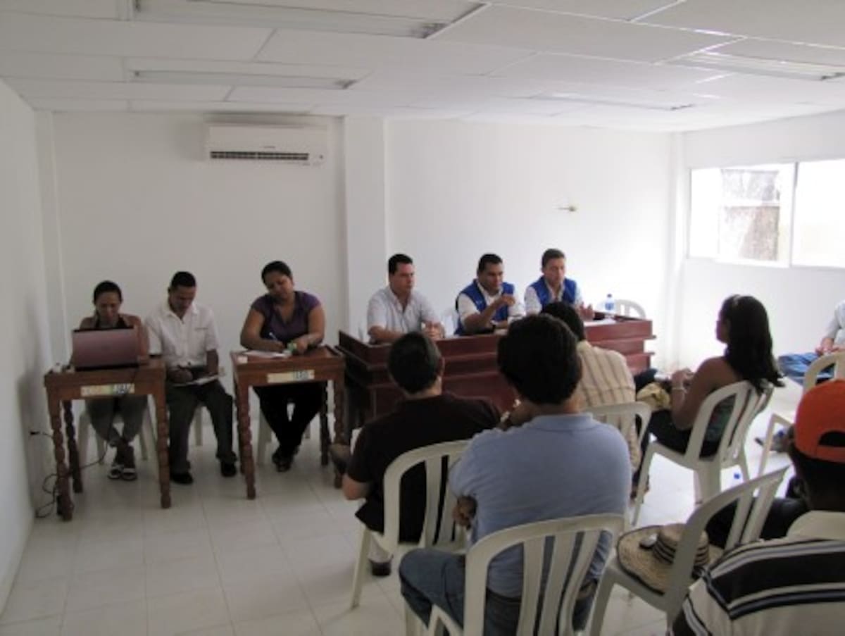 El alcalde de El Guamo, José Joaquín Miranda, junto a los funcionarios de Acción Social, durante la reunión.