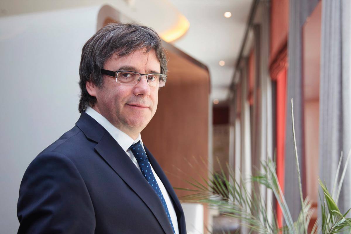 Juez de Bélgica suspende orden de arresto contra Puigdemont