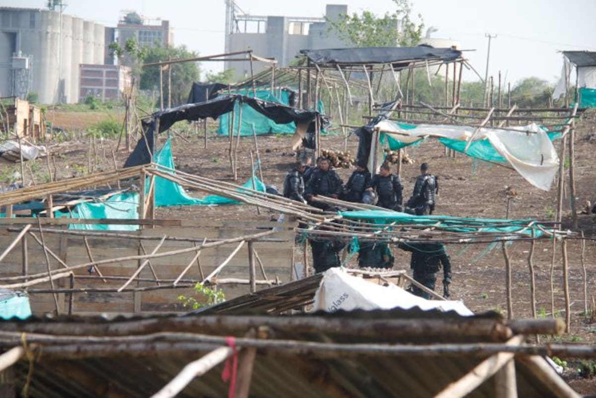 La invasión se levantaba en terrenos aledaños al barrio Madre Herlinda de Pasacaballos. LUIS EDUARDO HERRÁN - EL UNIVERSAL