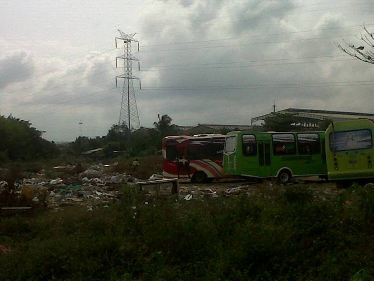 Los conductores también se quejan del turno donde les toca dejar las busetas por la cantidad de basuras que hay. eluniversal.com.co