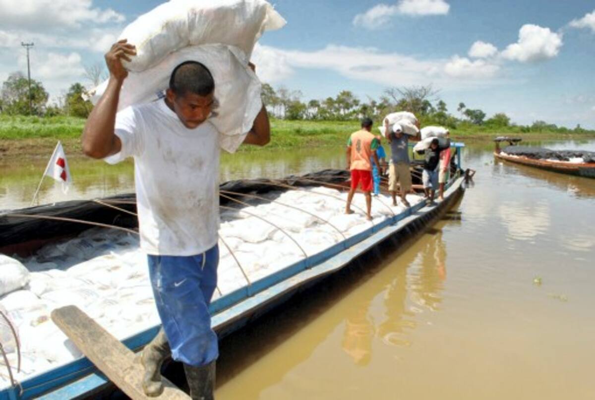 Varias embarcaciones partieron desde Magangué, cargadas de las ayudas alimentarias que entregaron a damnificados en el municipio de Sucre.