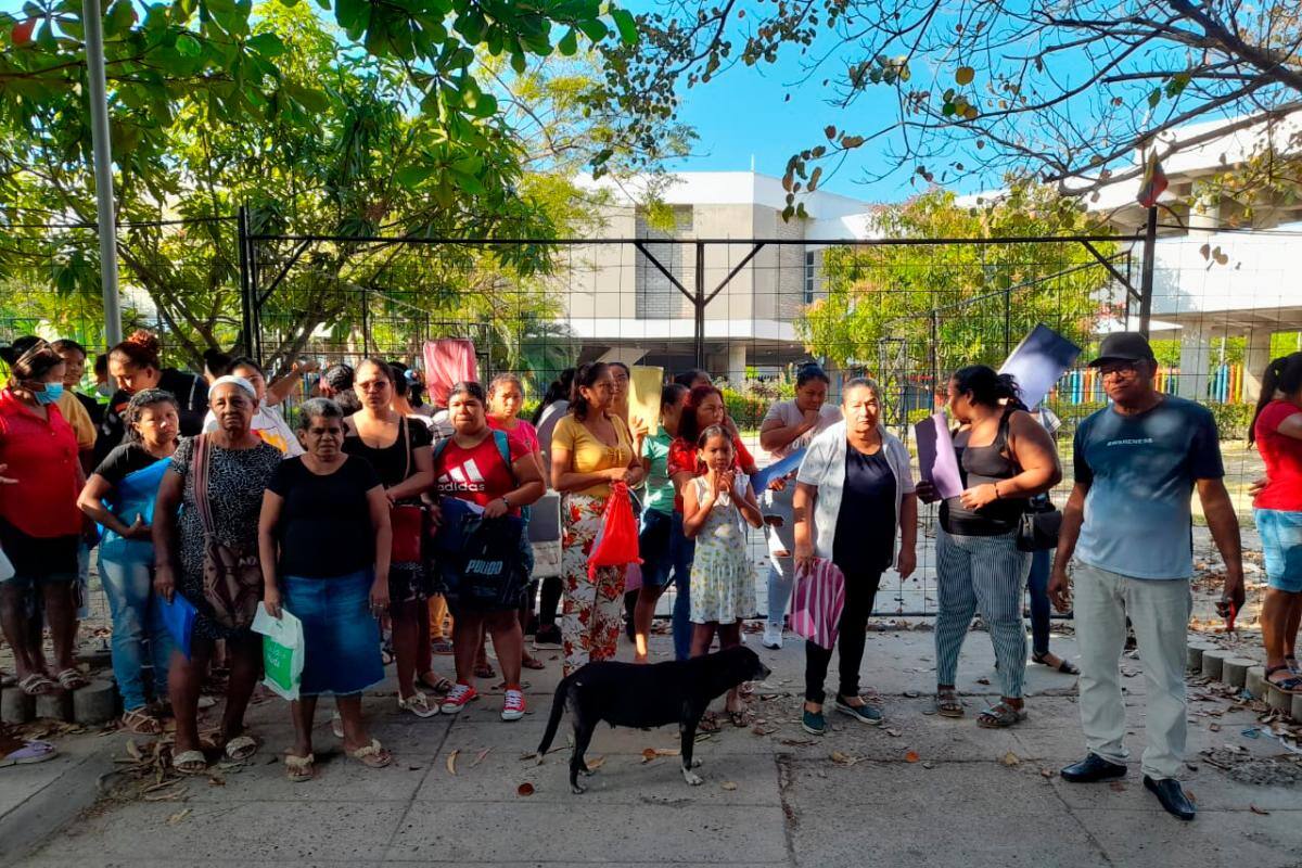 “Estamos a la deriva”: Protesta de padres del colegio Gabriel García Márquez