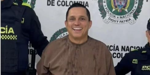 Le disparó a su esposa, lo capturan y salió sonriendo en la foto con la Policía