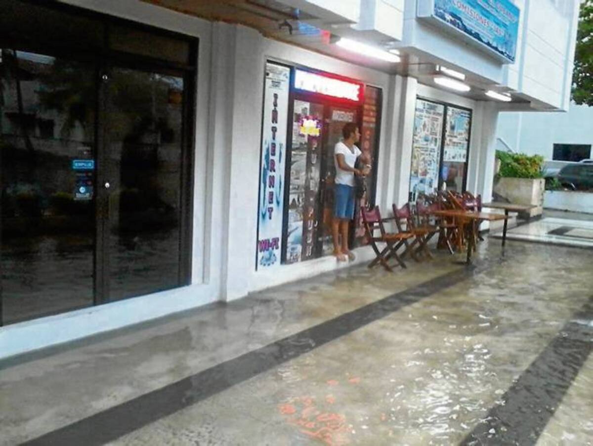Frente a la puerta principal de su negocio, Ángel Era construyó un pequeño muro para tratar de contener el agua.