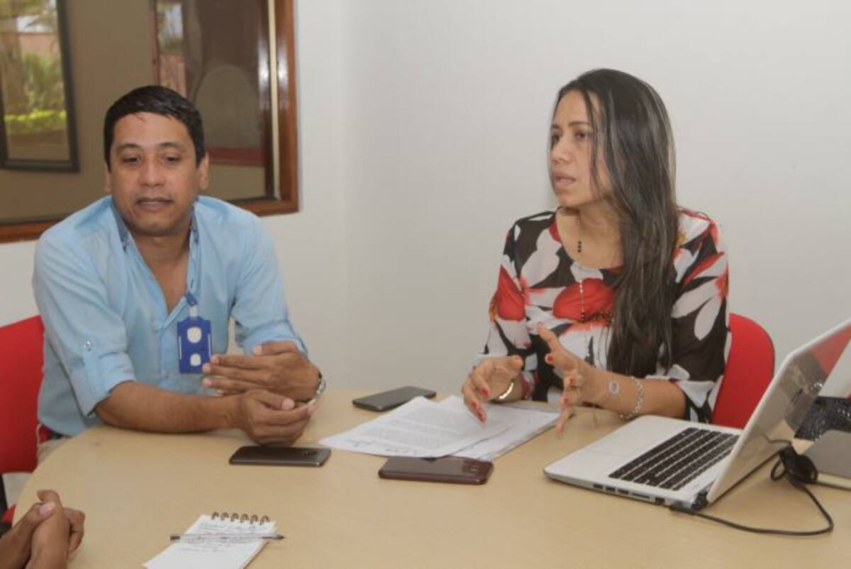 Howard Villarreal Molina, presidente de la Sociedad Colombiana de Arquitectos regional Bolívar, y Paola Mercado, directora ejecutiva del Centro de Pensamiento de Cartagena y Bolívar. JULIO CASTAÑO BELTRÁN - EL UNIVERSAL