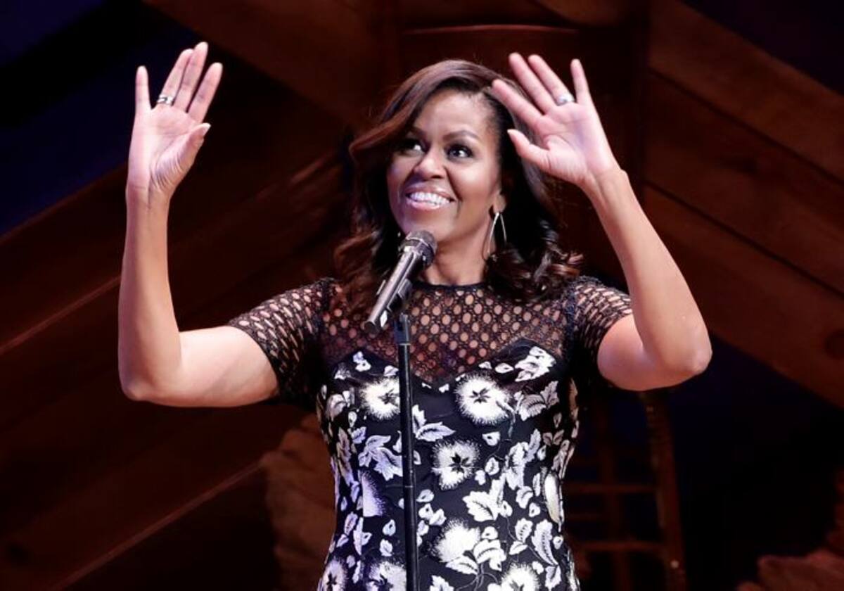 Michelle Obama reacciona ante los aplausos, mientras que habla de la educación de las niñas en Broadway. AP Frank Franklin II