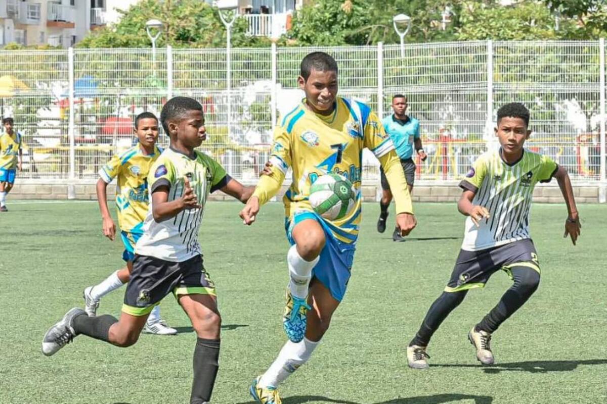 Canchas de fútbol Alameda la Victoria: ¿las graderías pa’ cuándo?