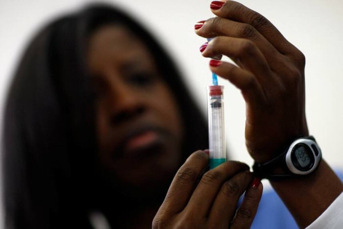 Los médicos y las auxiliares de enfermería son los únicos seres moviéndose en el ámbito lechoso de las lámparas fluorescentes. AFP - Pedro PARDO