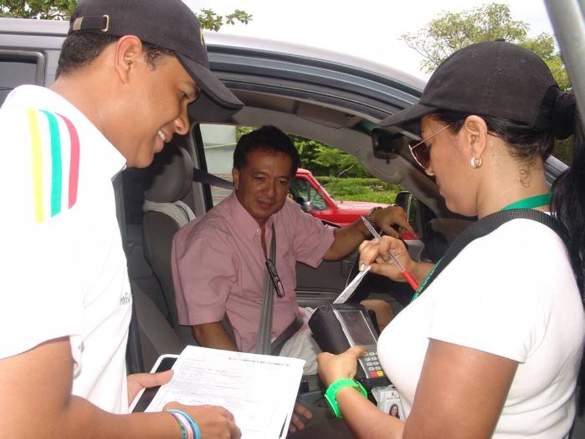 La jornada se desarrolló en el barrio Crespo, junto a las funcionarias de la Oficina de Cobro Coactivo de la misma dependencia. El secretario de Hacienda y Crédito Público, Rodrigo Javier Arzuza, destacó la jornada y la receptividad de la misma por parte de los contribyentes. PRENSA GOBERNACIÓN DE BOLÍVAR