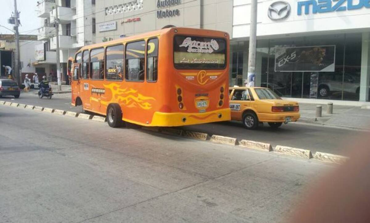 Con tan mala suerte que el vehículo quedó varado en medio de la vía y generó un gran trancón que fue controlado por los agentes del Datt. El conductor recibió un comparendo. CORTESÍA