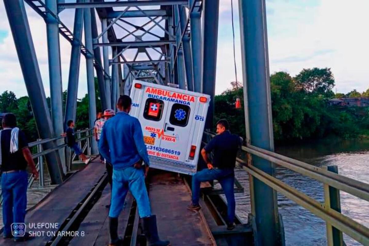 Video: Ambulancia que llevaba un paciente estuvo a punto de irse al río