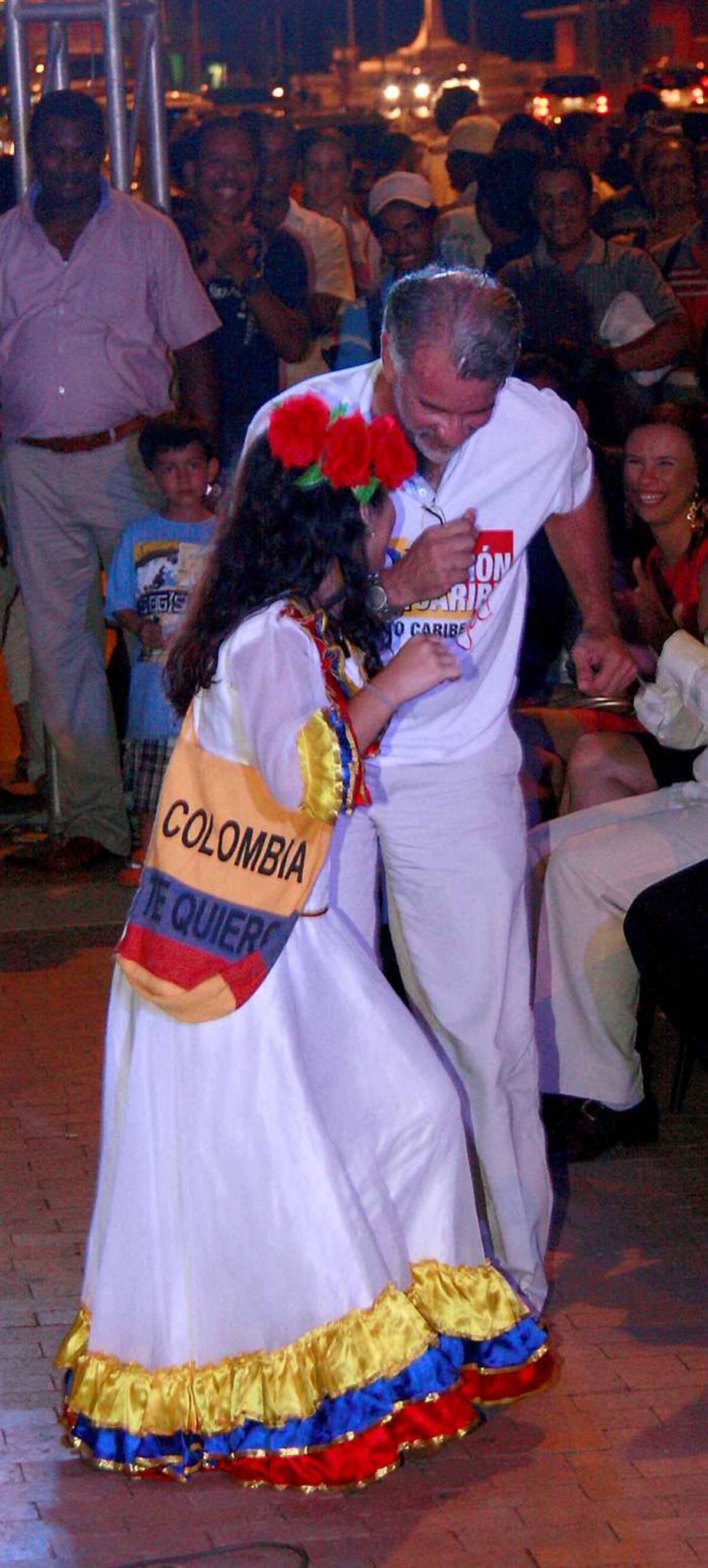 El gobernador del Atlántico, Eduardo Verano, bailó con una de las cantantes de los Niños del Vallenato.