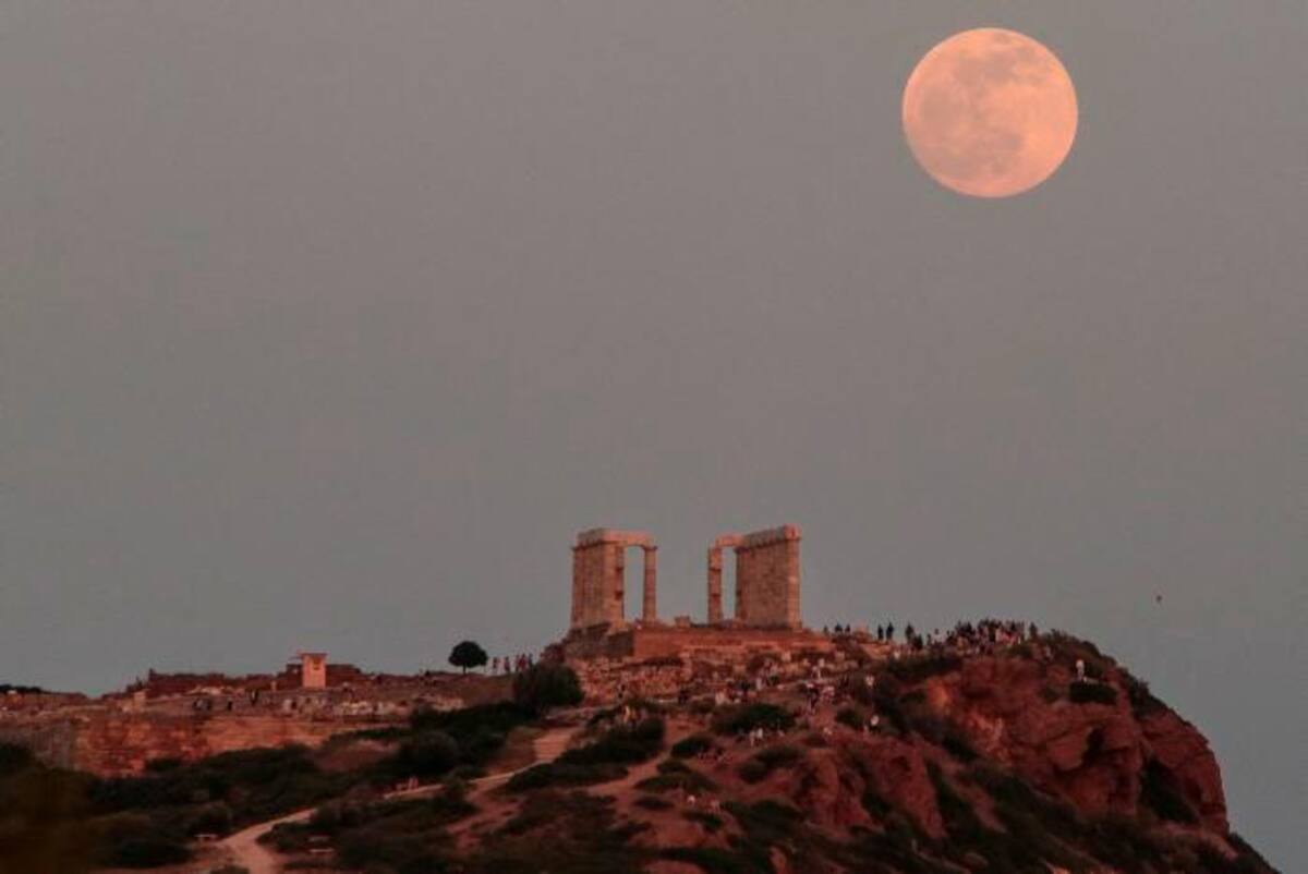 Así se vio el eclipse lunar desde Grecia. // EFE
