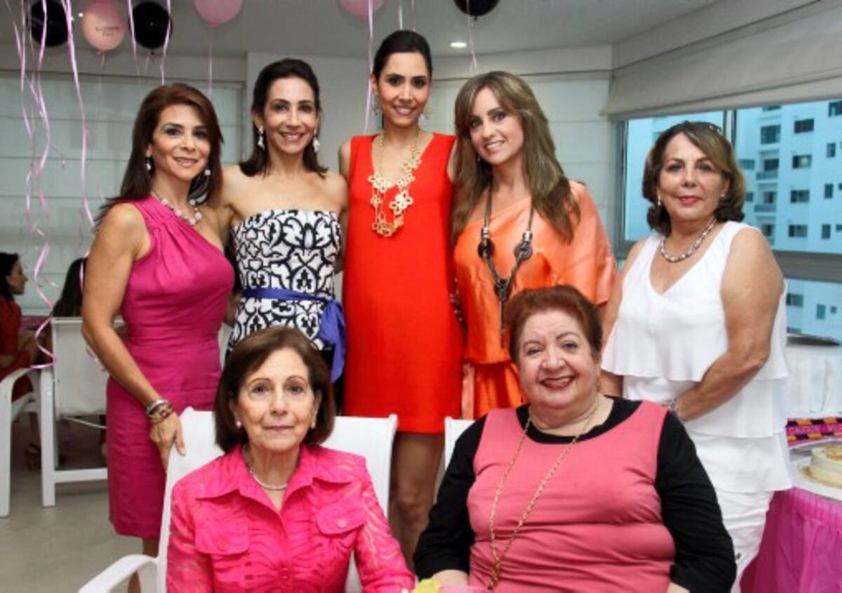 De pie: Miriam Char, Aida Char de Caballero; la novia, Natalia Caballero Char; Daianny Iglesias de Char y Clara de Ordóñez; sentadas: Cecilia de Char y Nora de Caballero.