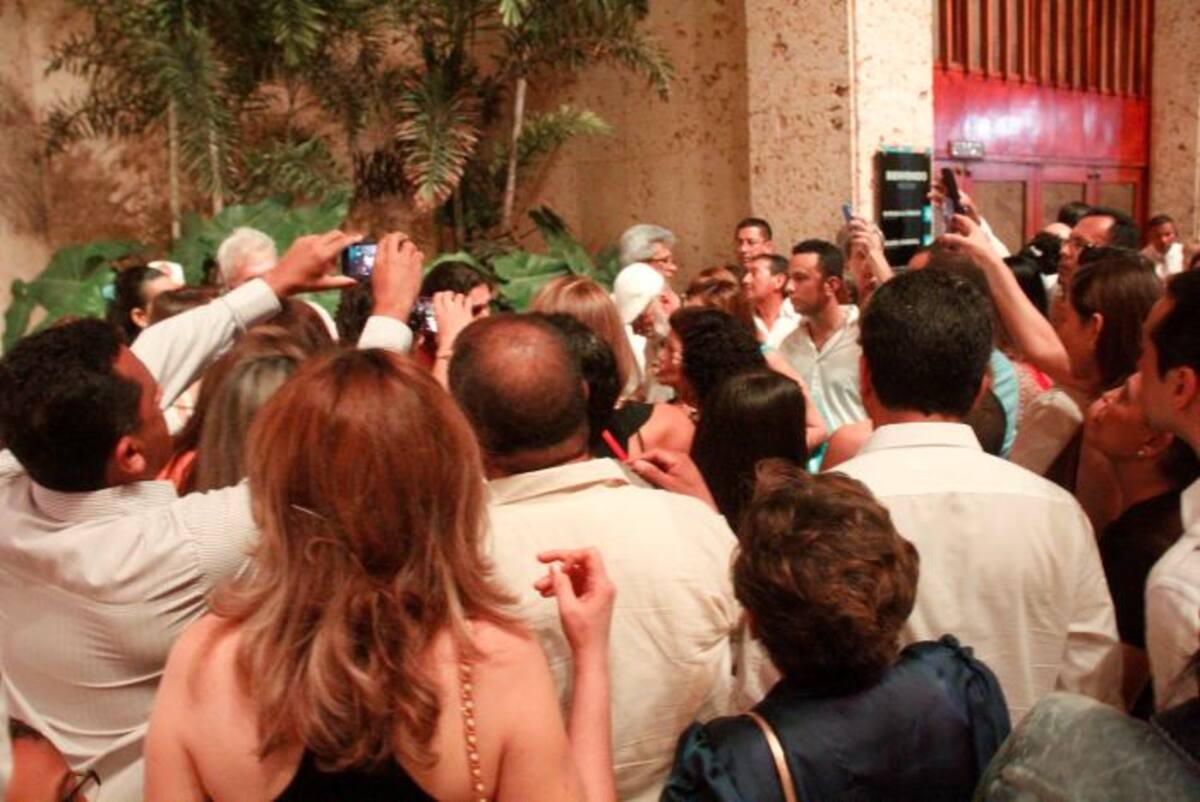 Los asistentes se aglomeraron a las afueras del Centro de Convenciones, inconformes por la cancelación del evento el sábado. ARCHIVO EL UNIVERSAL