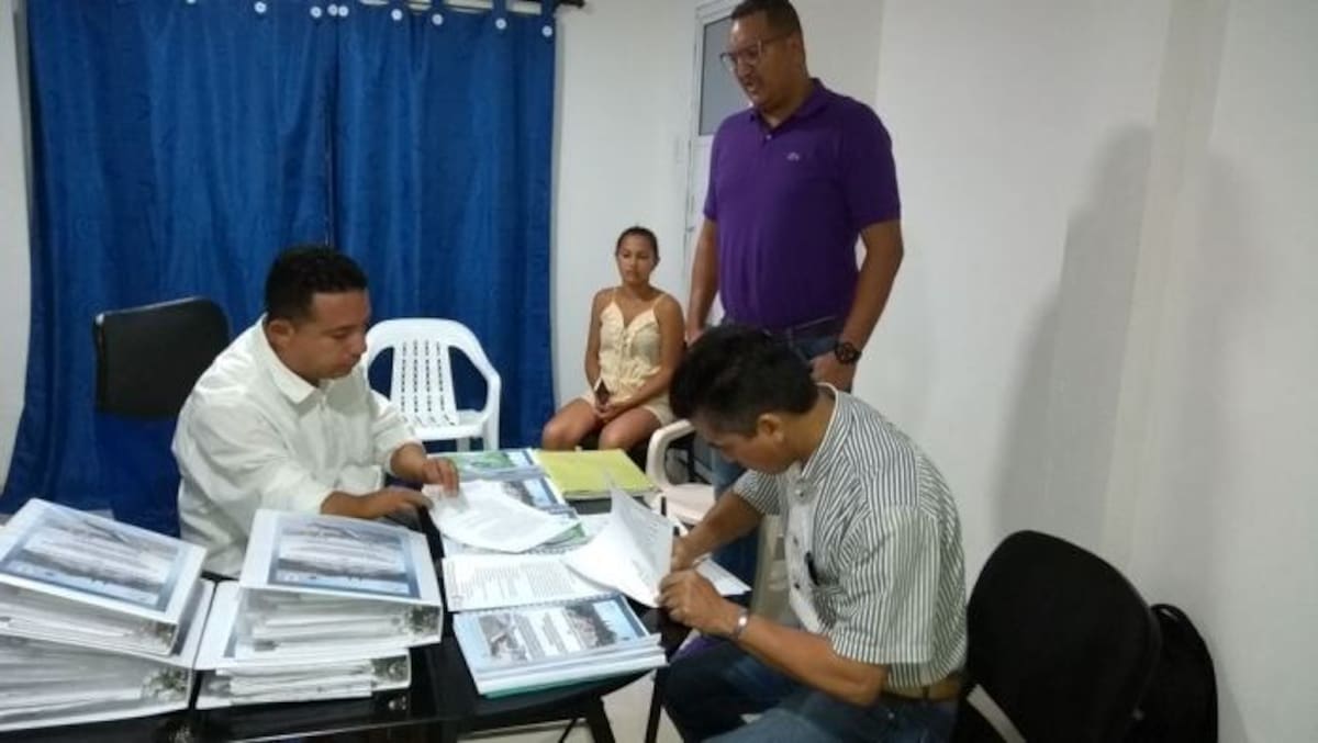 El alcalde de Turbaco, Antonio Víctor Alcalá, recibe el proyecto de alcantarillado de manos de Alvaro José Ochoa, representante de Asomor. Lo acompaña el secretario de Obras, Raibert López Gómez. Cortesía