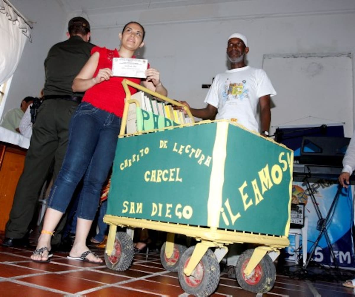 Parió la carreta de Martín Murillo, lo acompaña Lupita Robles una de las internas vinculada a este proyecto.