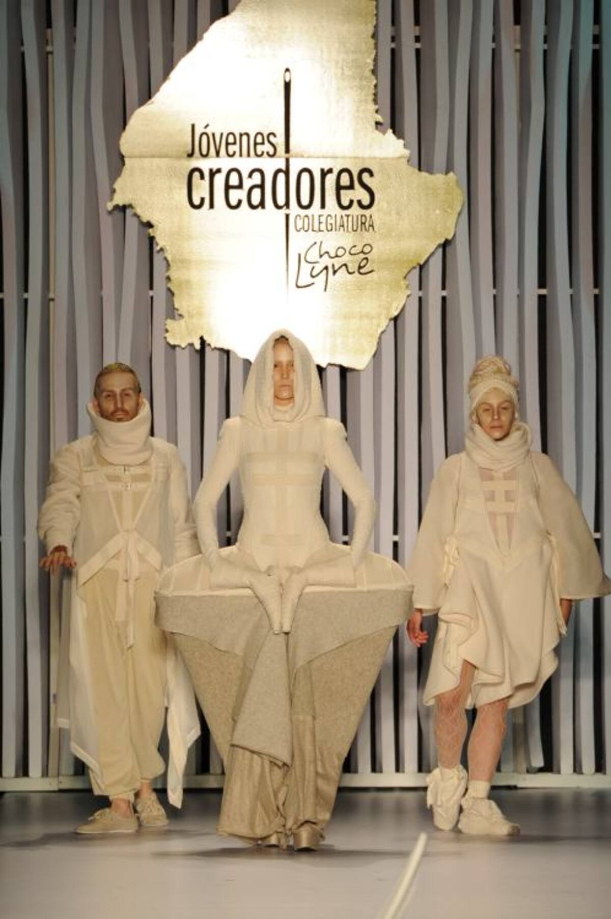 Adriana Celis, antigua estudiante de modas de la Colegiatura, cerró la pasarela. Actualmente, trabaja como diseñadora de vestuario en el Circo del Sol.