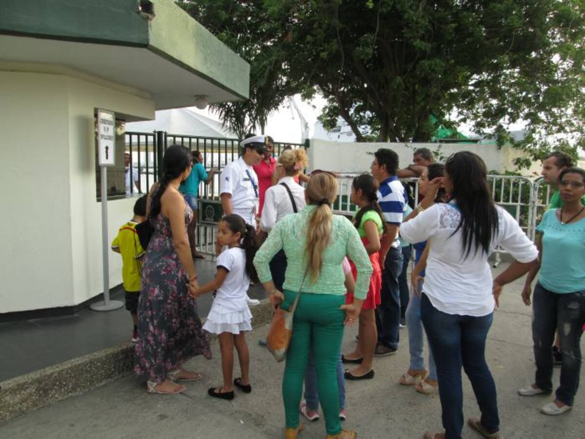 Un oficial naval colombiano se esmeraba en explicarle al público, que ya el busque holandés no estaba recibiendo visitantes.