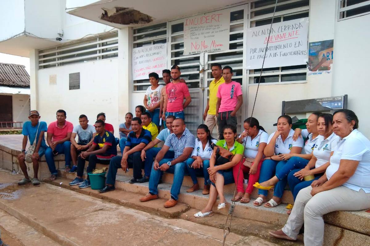 Empleados de la Alcaldía de Tiquisio exigen pago de salarios